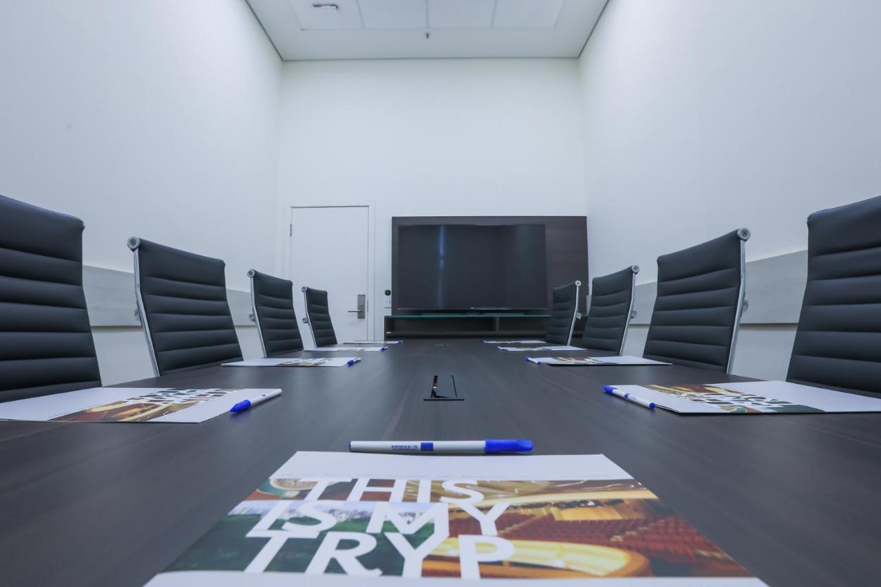 Hotel Tryp By Wyndham Ribeirão Preto Exterior foto A meeting room at the headquarters of the company